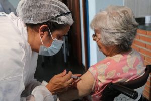 Idosos de 75 anos ou mais recebem a segunda dose da vacina contra o coronavírus