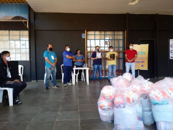 Secretaria de Esporte e Lazer recebe materiais esportivos
