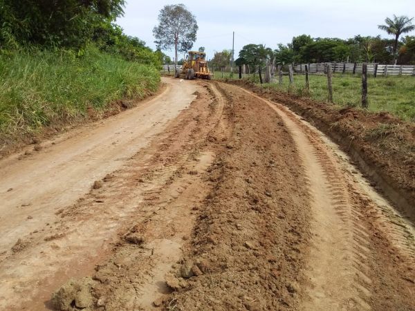 Prefeitura realiza patrolamento de estrada na LP 30 da Vila Nova Samuel
