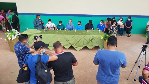 Prefeito participa de inauguração do 1° Campo Sintético do município