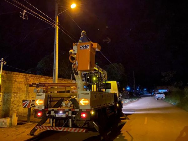 Prefeito acompanha serviço de iluminação da Rua México