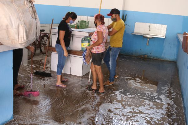 Semagri realiza multirão de limpeza no Feirão do Produtor