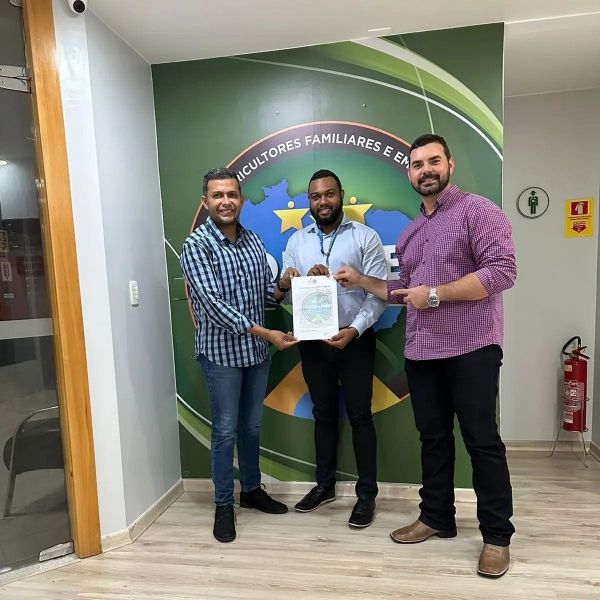 Prefeitura assina termo de cooperação com a CONAFER para fortalecer a produção leiteira no município