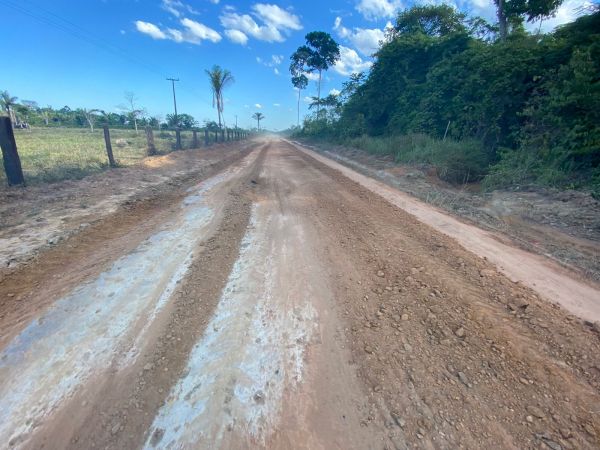 LINHA 43- Prefeitura recupera estrada que liga moradores que precisam passar pela ponte do rio preto