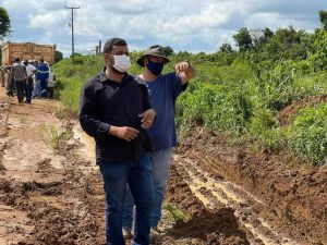 Prefeitura de Candeias do Jamari realiza manutenção em pontes de madeira