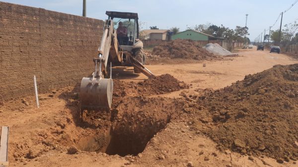 Prefeitura realiza serviços de drenagem profunda na Avenida Brasília