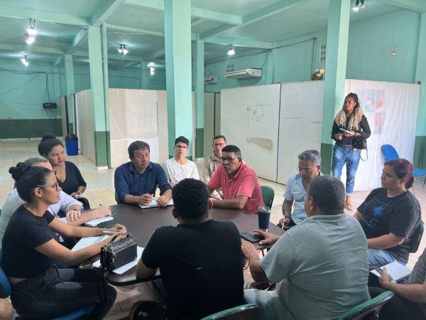Prefeitura de Candeias do Jamari discute descarte sustentável de pneus com diversas secretarias