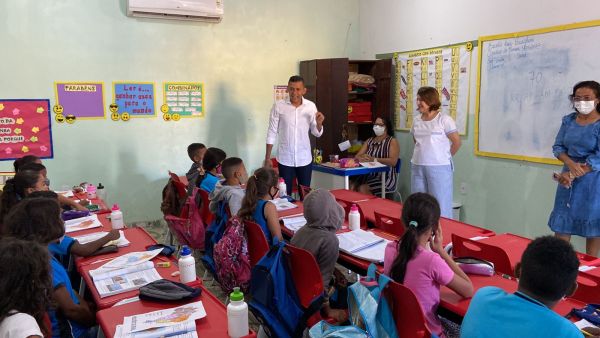 Prefeito Valteir Queiroz visita escola Luiz Perseguini e anuncia melhorias