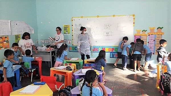 Métodos corretos de escovação são ensinados para as crianças