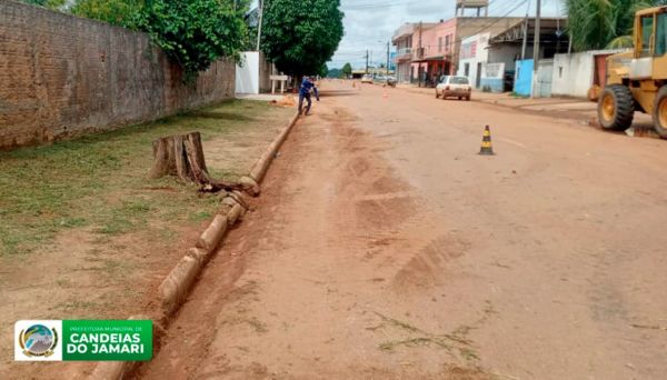 SEMUSP realiza serviços de limpeza na Avenida Tancredo Neves