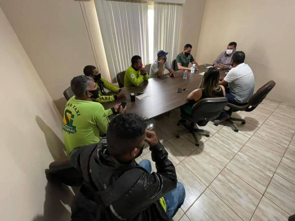 Prefeito se reúne com mototaxistas para debater melhorias para a categoria