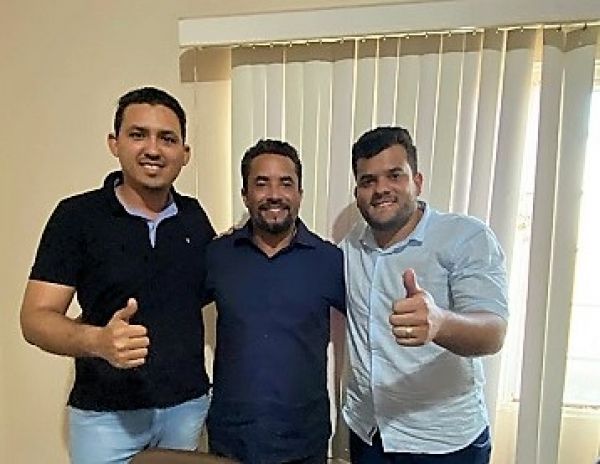 Prefeito Isaú, chefe de gabinete Fabinho e vereador Welinton