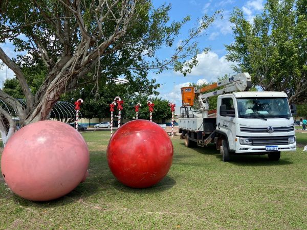 Nos preparativos para o natal, prefeitura realiza limpeza e decoração na Praça 13 de fevereiro