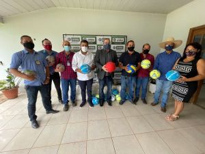 Prefeitura recebe do Estado Kits de materiais esportivos