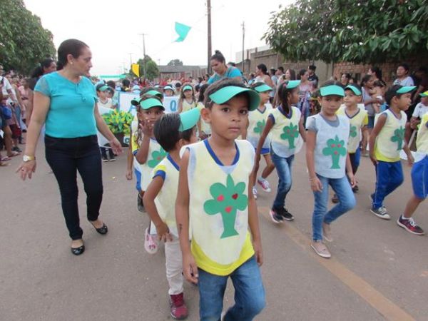 Crianças dão show durante Ato Cívico em Candeias