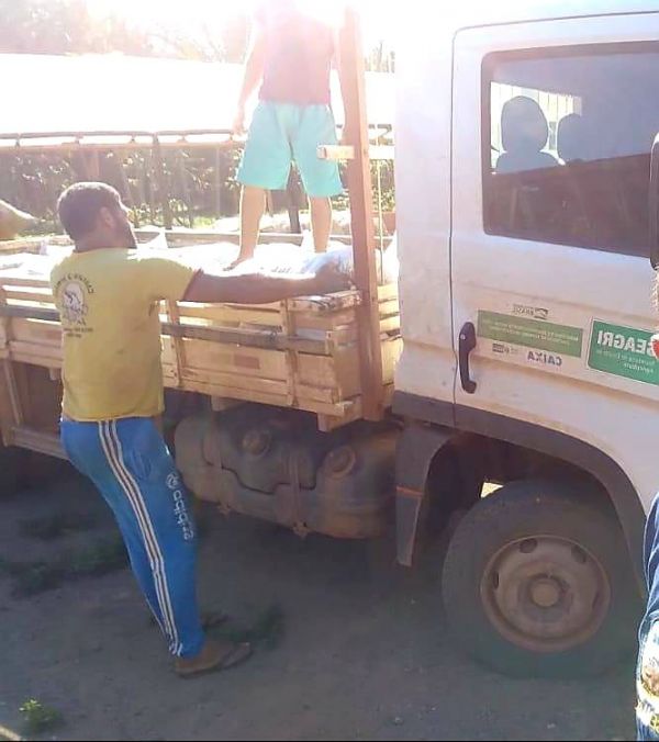 Secretaria de Agricultura auxilia produtores rurais no transporte de insumo