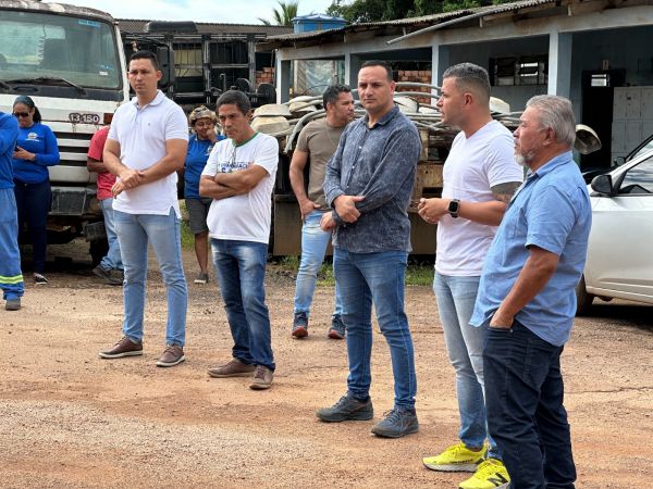 Prefeito Valteir Queiroz apresenta novo secretário de obras