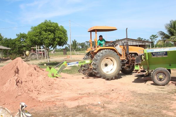 Prefeitura inicia distribuição de toneladas de calcário para produtores de Candeias do Jamari