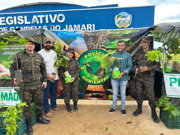 Parceria entre Prefeitura, SEMAM e BPA entregam mudas de plantas para a população