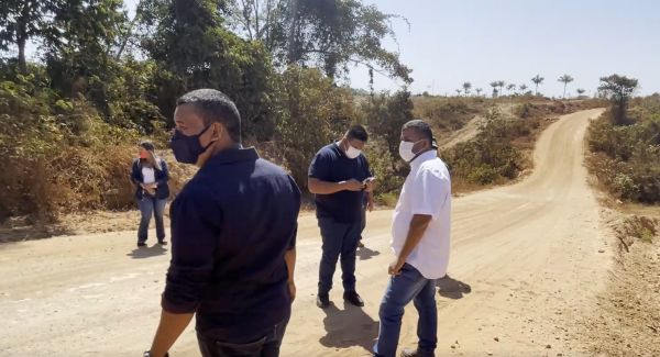 VILA NOVA SAMUEL: Prefeito realiza visita para alinhar o retorno da obra de asfaltamento