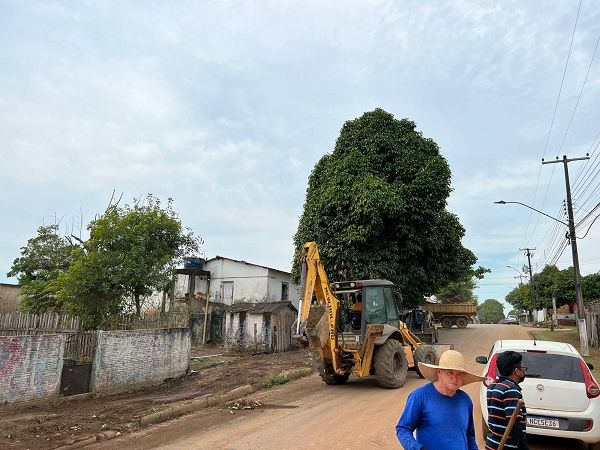 Prefeitura realiza limpeza na avenida Tancredo Neves