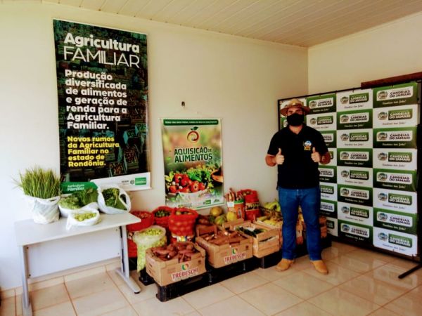 Secretário Rafael Galvão acompanha entrega do PAA