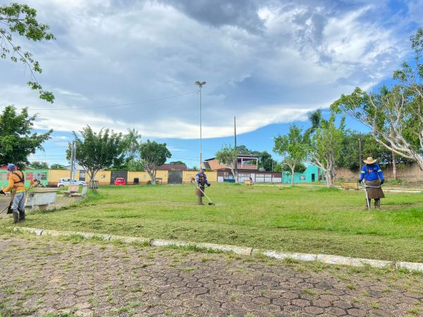 SEMINF realiza limpeza na Praça 13 de fevereiro