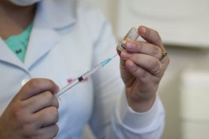 Profissionais da saúde de Candeias começam a receber segunda dose