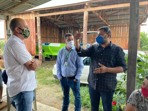 Prefeito acompanha entrega de implementos agrícolas