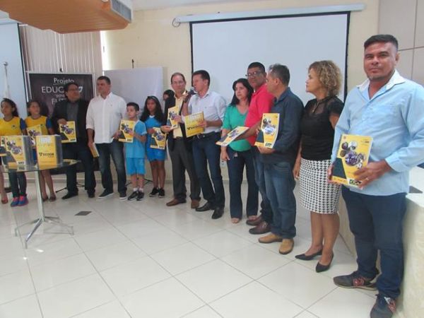 Candeias recebe apostilas de educação empreendedora para as escolas
