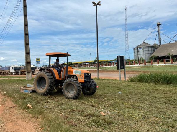 SEMINF realiza limpeza em canteiro às margens da BR 364