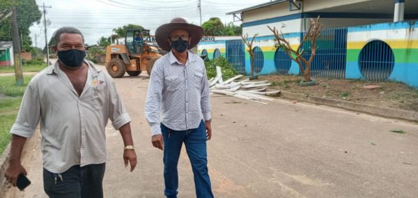 Vice Prefeito acompanha limpeza no bairro Palheiral