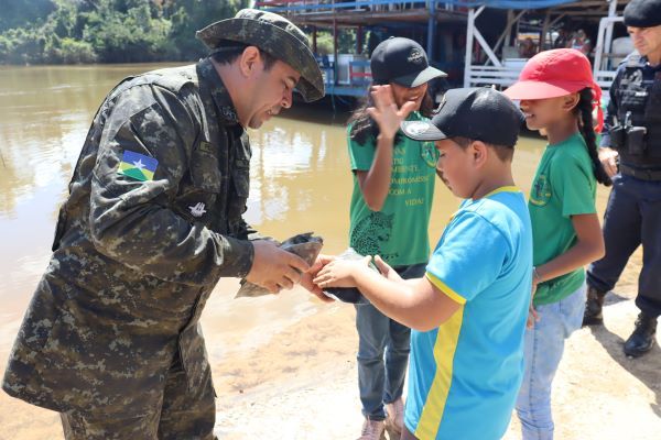 Alunos da E.M.E.F.I Luiz Perseghini participam da soltura de quelônios no rio Candeias
