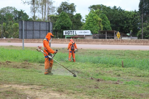 Equipes de limpeza pública atuam no bairro Satélite