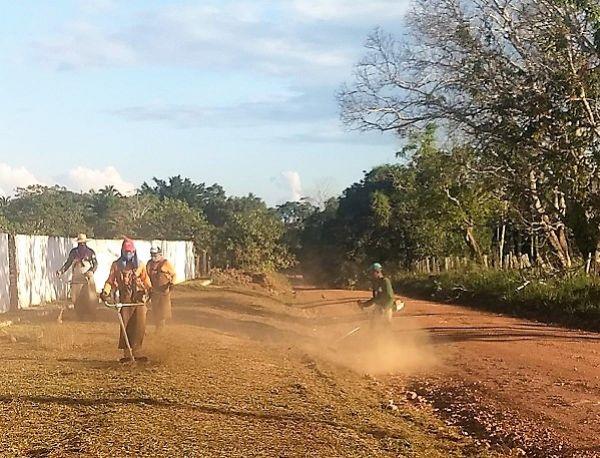 Servidores realizam serviços de limpeza no cemitério Recanto da Saudade