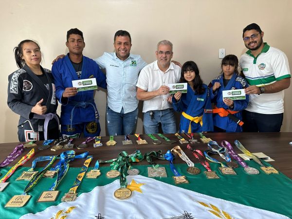 Prefeitura entrega passagens aéreas a jovens atletas que participarão de campeonato nacional