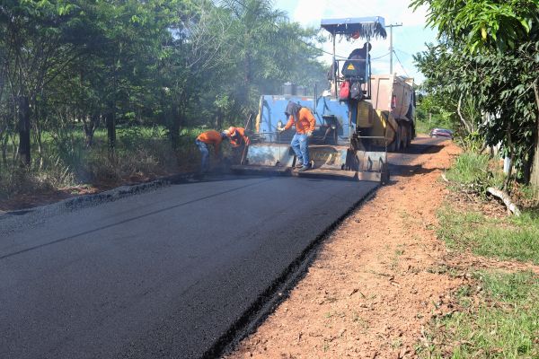 Prefeitura dá início a pavimentação asfáltica na Rua da Lua