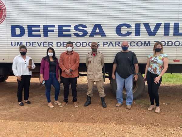 Prefeito acompanha entrega de barracas pela Defesa Civil