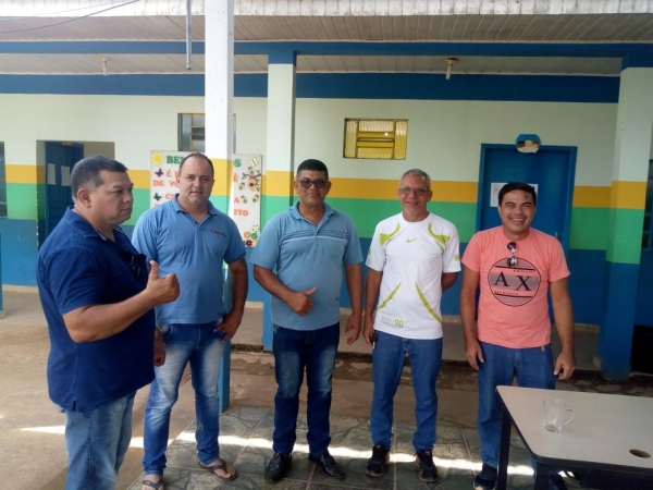 Prefeito participa de reunião pedagógica na Jonatas Coelho e apresenta nova direção