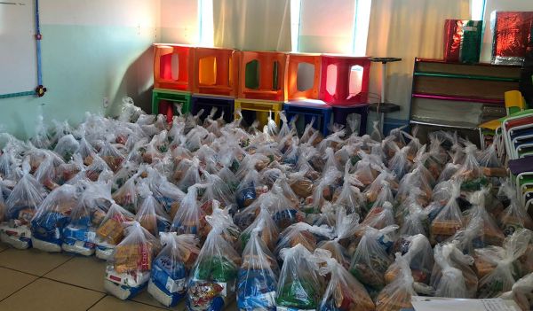 Distribuição do Kit Merenda Escolar para os alunos da rede pública municipal de ensino.