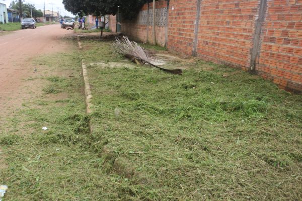 Serviços Públicos (SEMUSP) faz limpeza nas ruas do Município