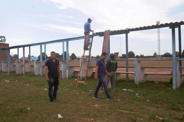 Prefeitura reforma arquibancadas do campo de futebol