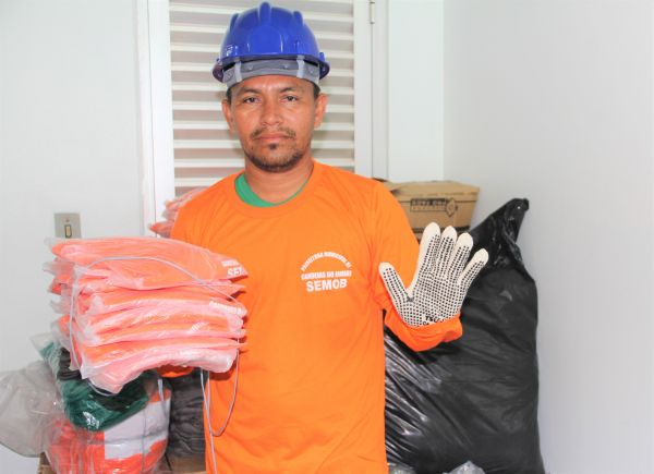 Prefeitura recebe uniformes para servidores da Secretarias de Obras da Cidade de Candeias do Jamari.