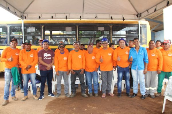 Prefeito entrega uniforme à servidores da Secretaria de Obras de Candeias do Jamari