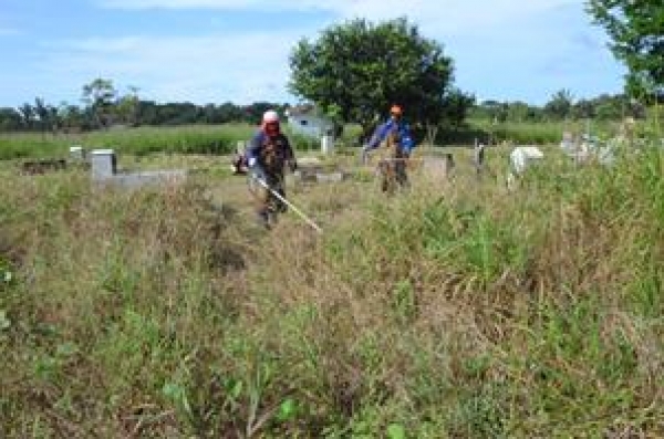 Prefeitura realiza limpeza de cemitério e em diversos pontos da cidade