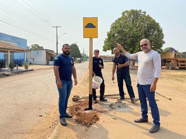 Prefeitura de Candeias realiza pintura de quebra-molas e placas de sinalizações