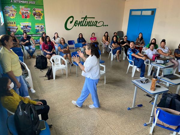 Profissionais de saúde passam por treinamento para aplicação da Vacina Bivalente contra Covid-19